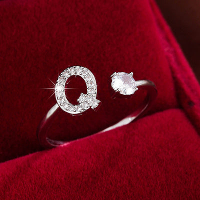 Bague initiale personnalisée en zircons scintillants