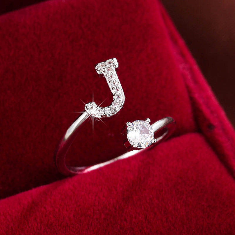 Bague initiale personnalisée en zircons scintillants