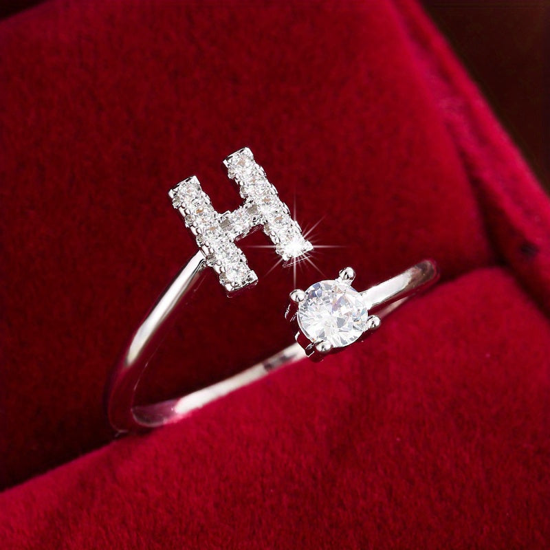 Bague initiale personnalisée en zircons scintillants