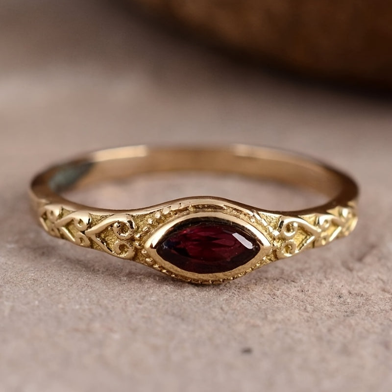 Bague embossée design français en vieil or avec rubis rouge foncé