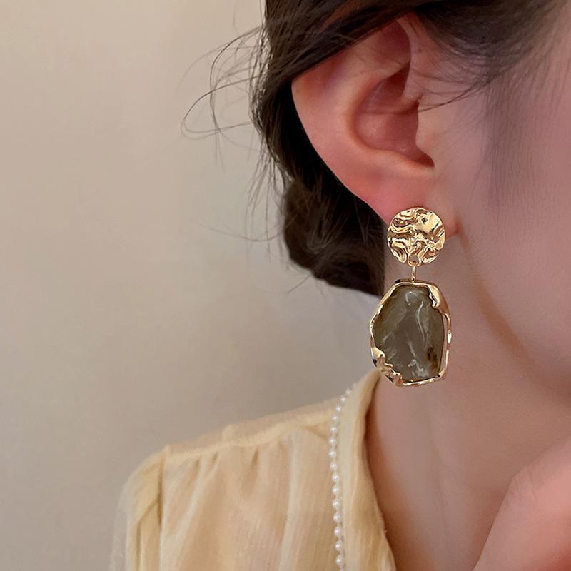 Boucles d’oreilles faites main avec une grande pierre de lune