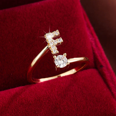 Bague initiale personnalisée en zircons scintillants