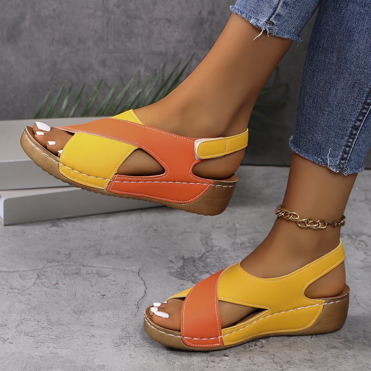 Sandales Femme à Deux Tons et Talon Compensé
