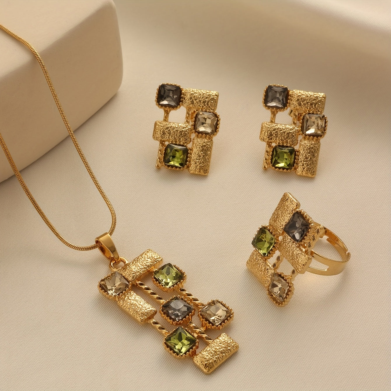 Ensemble élégant 3 pièces – Collier, bague et boucles d’oreilles design géométrique