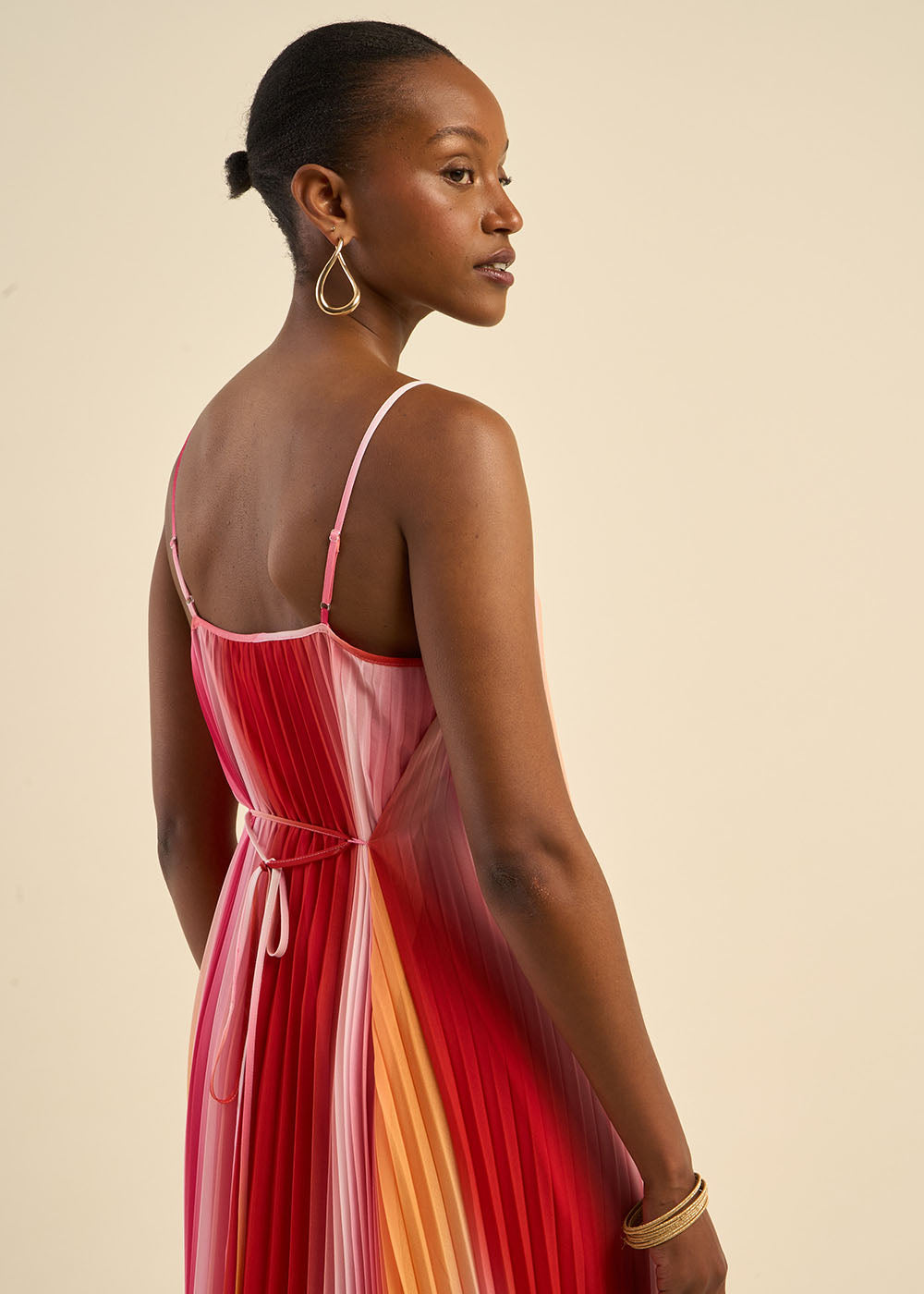 Robe longue plissée à bretelles