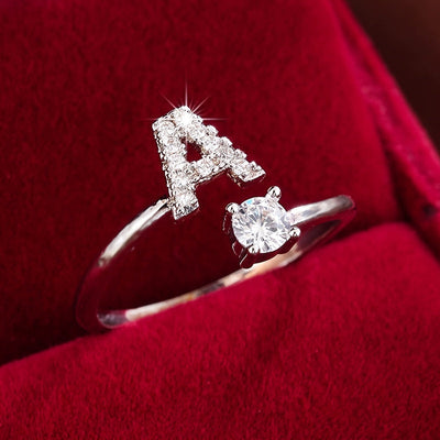 Bague initiale personnalisée en zircons scintillants