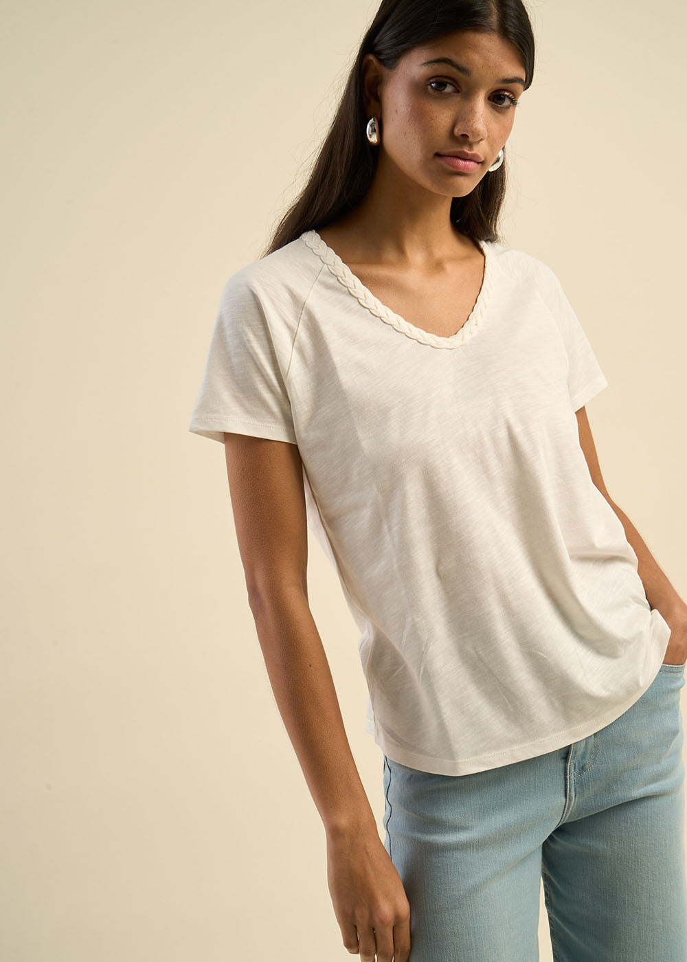 T-shirt à col V orné d'une tresse