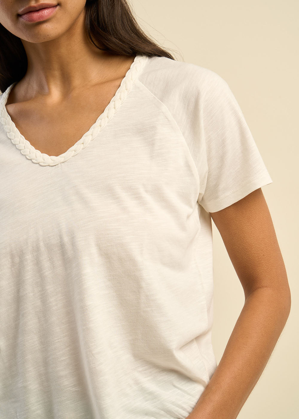 T-shirt à col V orné d'une tresse