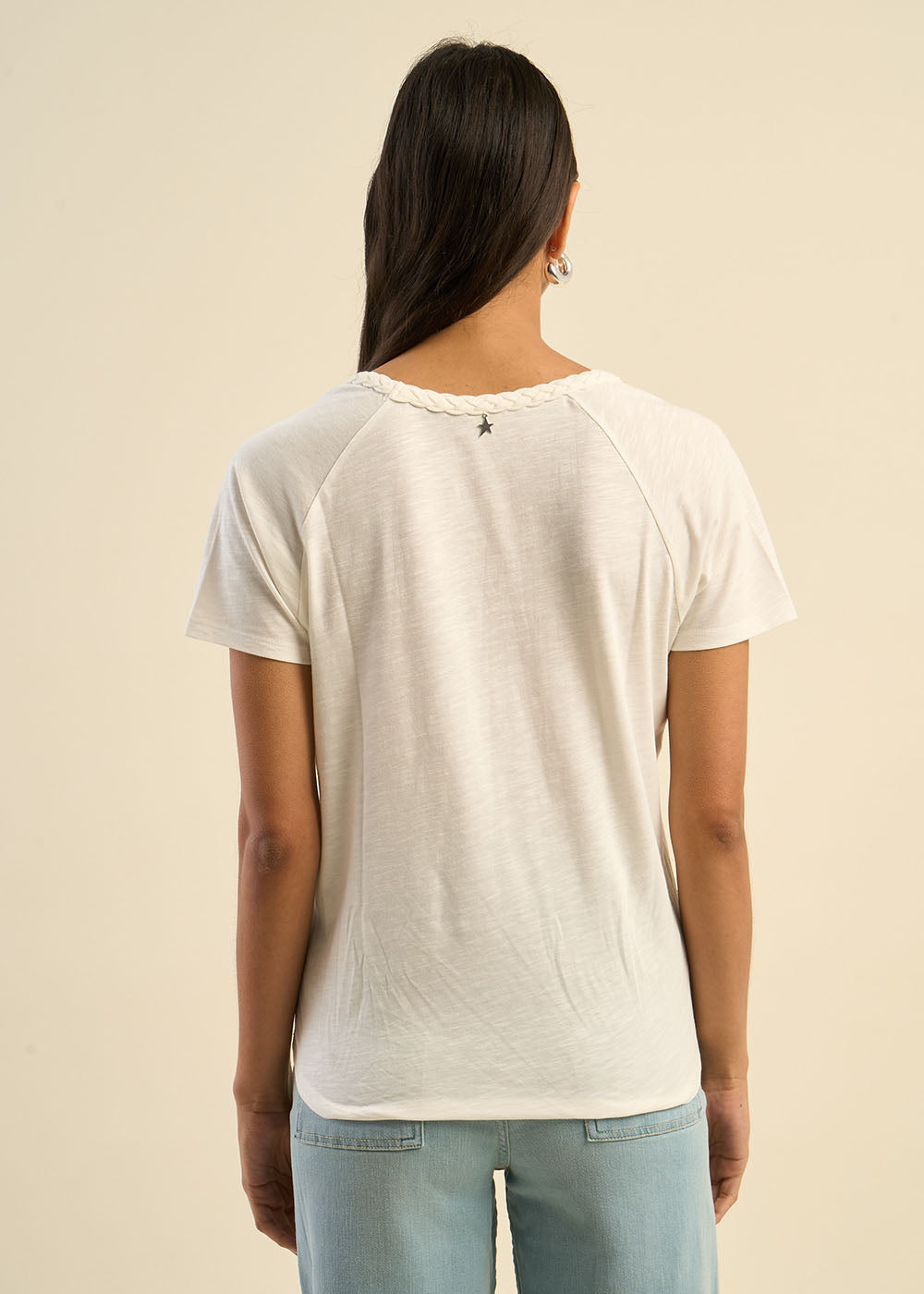 T-shirt à col V orné d'une tresse