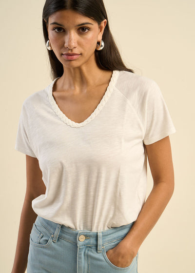 T-shirt à col V orné d'une tresse