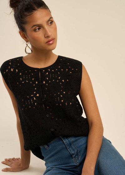 Top en maille et boutons nacrés