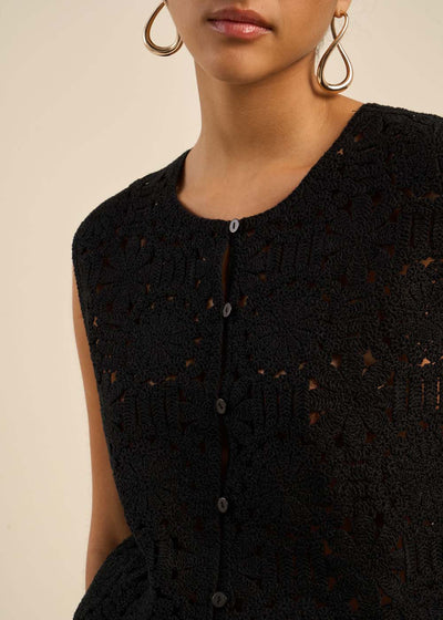 Top en maille et boutons nacrés
