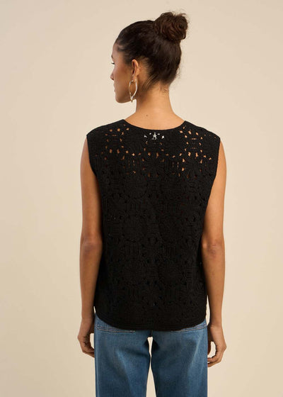 Top en maille et boutons nacrés