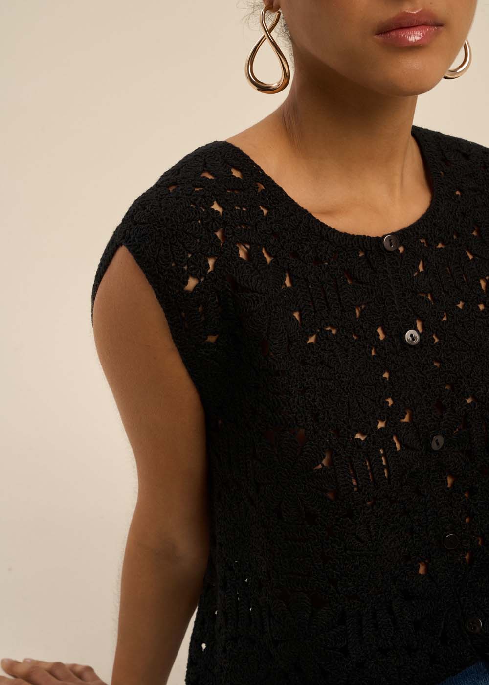 Top en maille et boutons nacrés