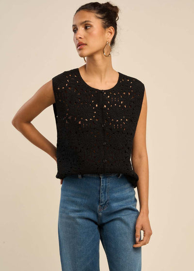 Top en maille et boutons nacrés