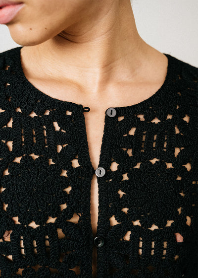 Top en maille et boutons nacrés