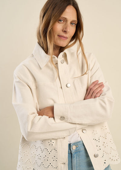 Veste avec de la broderie anglaise