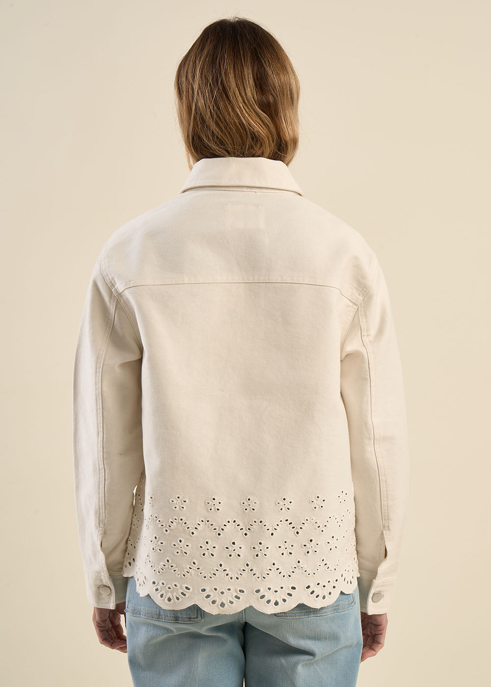 Veste avec de la broderie anglaise
