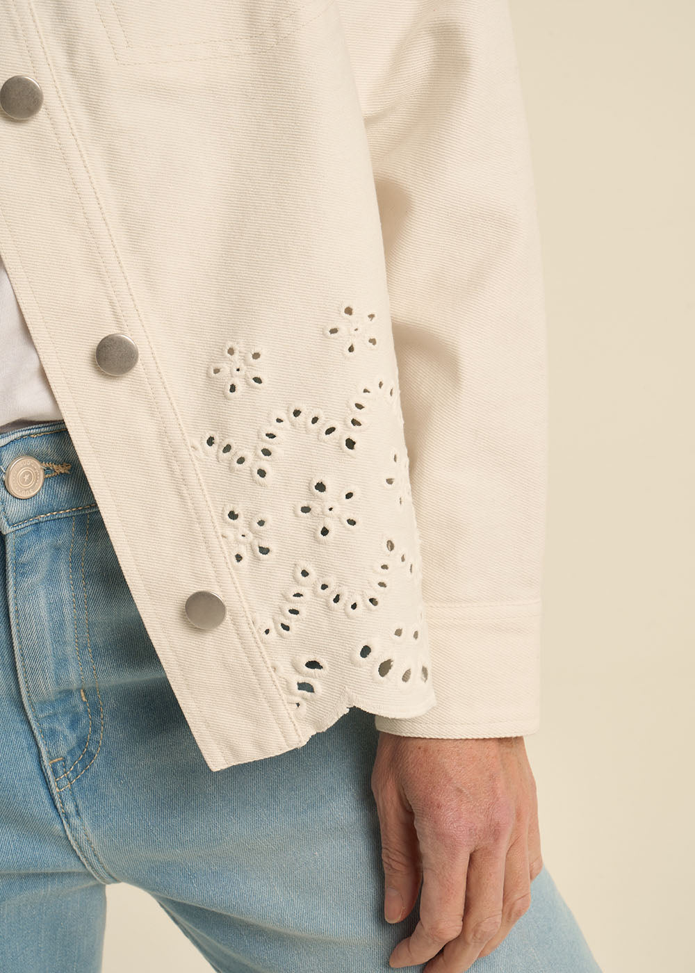 Veste avec de la broderie anglaise