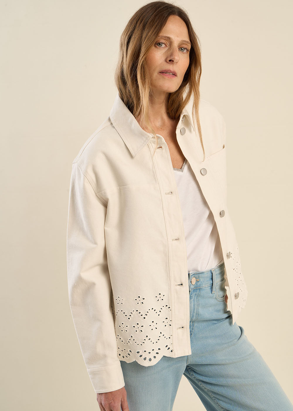 Veste avec de la broderie anglaise