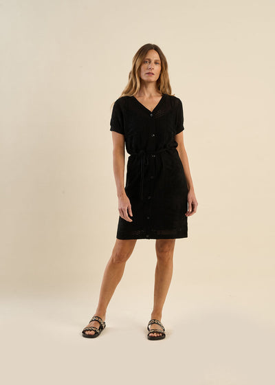 Robe courte en maille, boutonnée, ceinturée