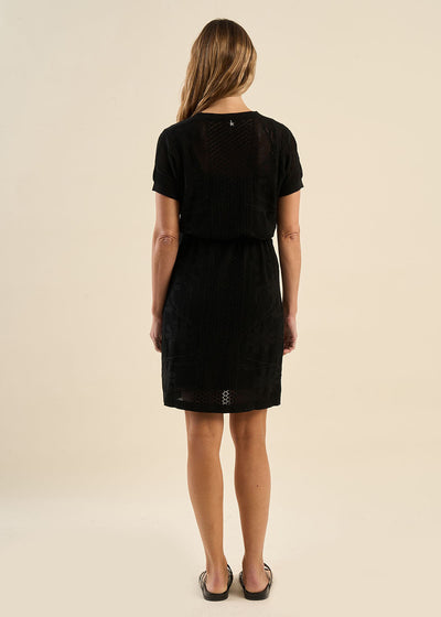 Robe courte en maille, boutonnée, ceinturée