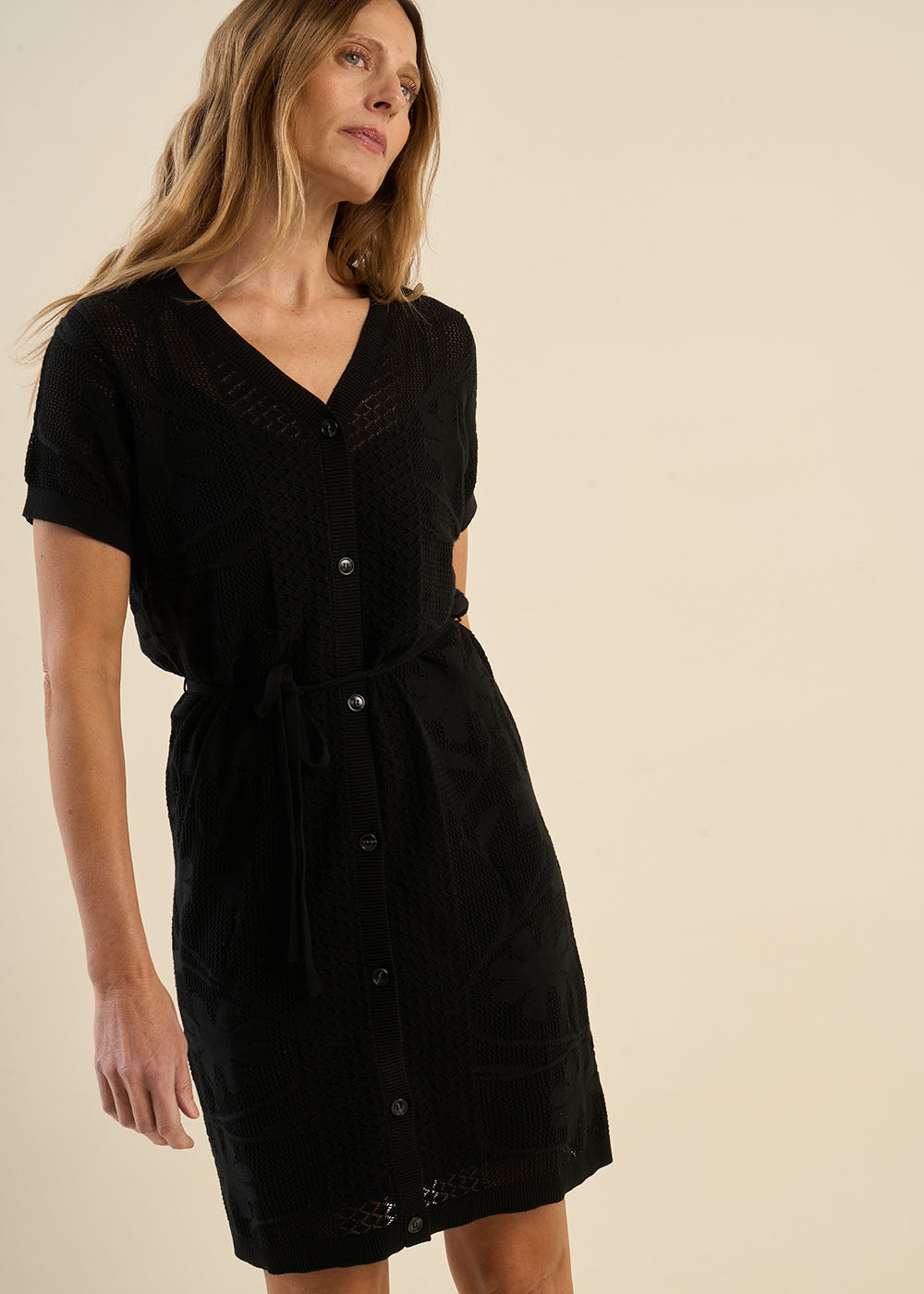 Robe courte en maille, boutonnée, ceinturée