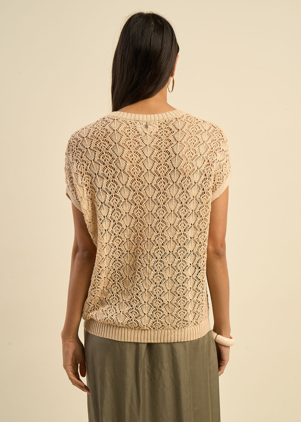 Pull ajouré à col rond et sans manches