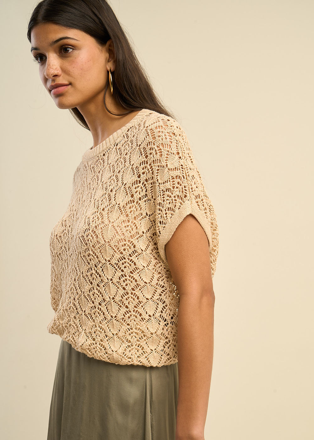 Pull ajouré à col rond et sans manches