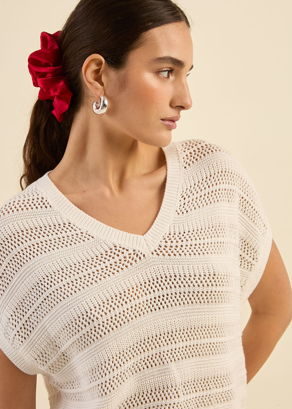 Pull léger en maille ajourée, manches courtes et col V