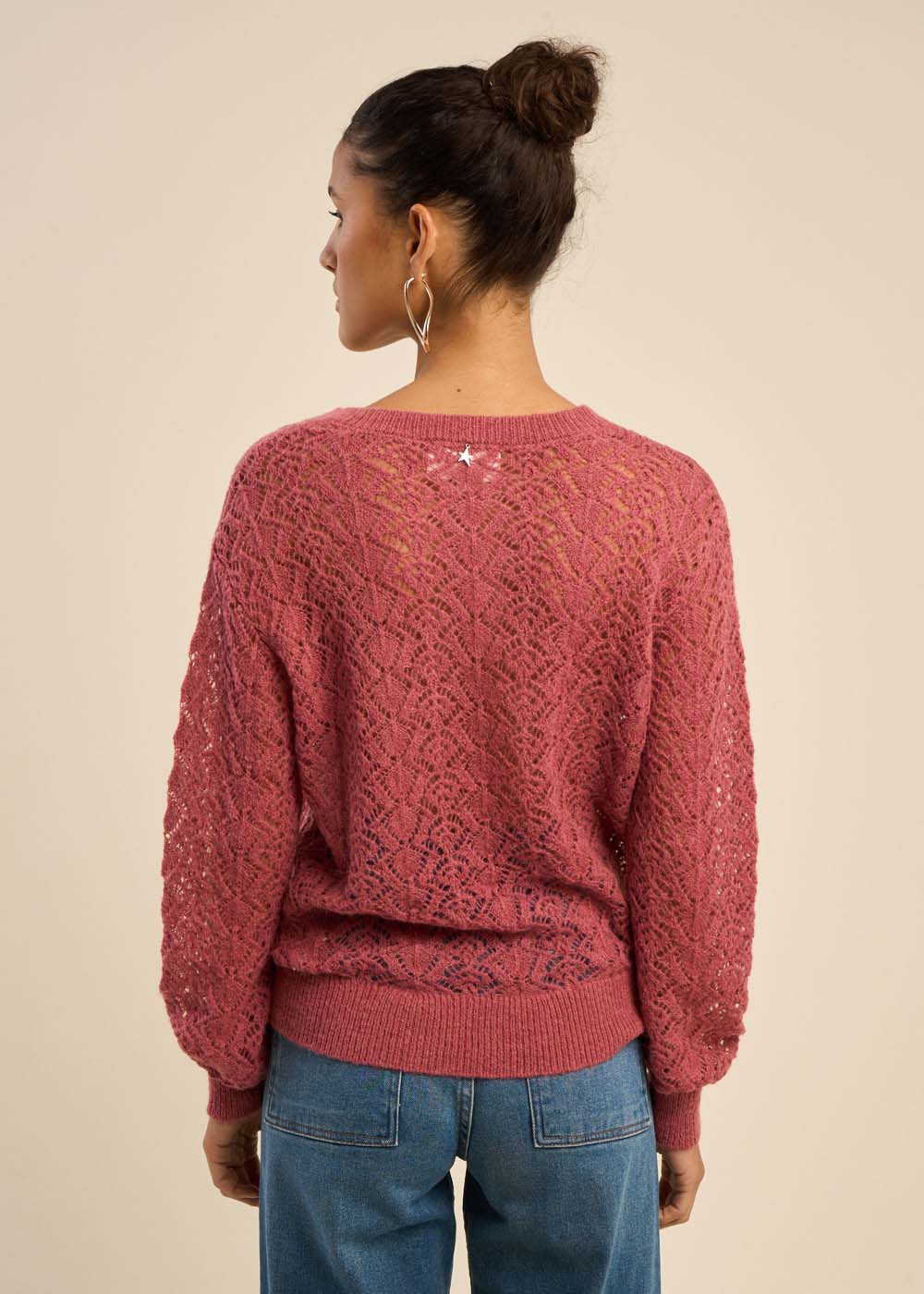 Pull droit à col tunisien et détails fantaisie