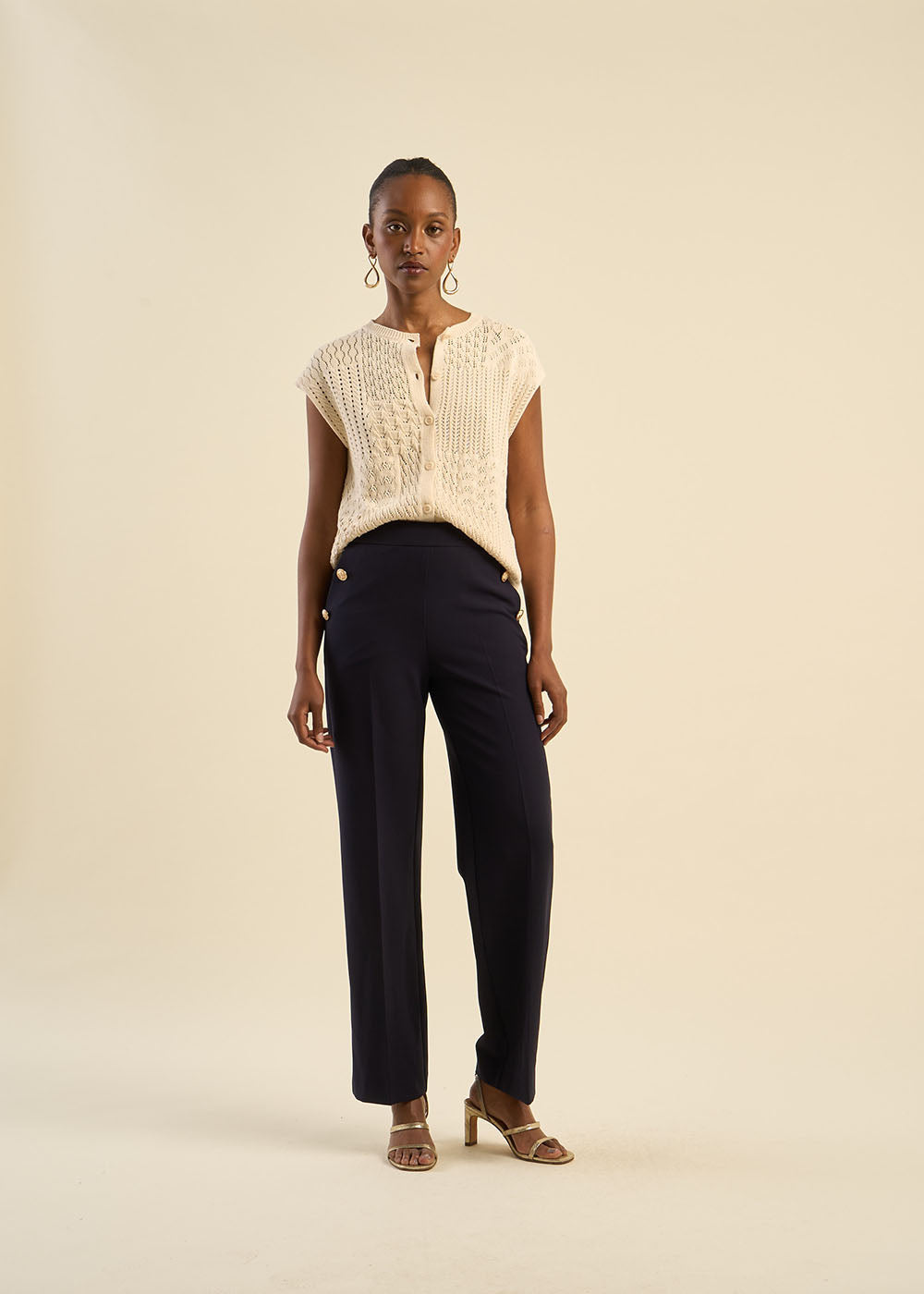 Pantalon effet pont à boutons dorés