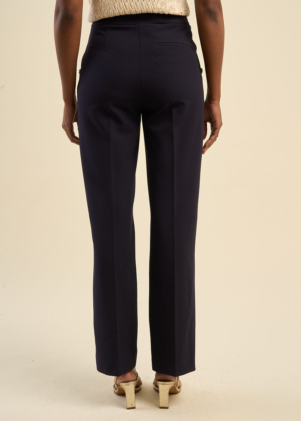 Pantalon effet pont à boutons dorés