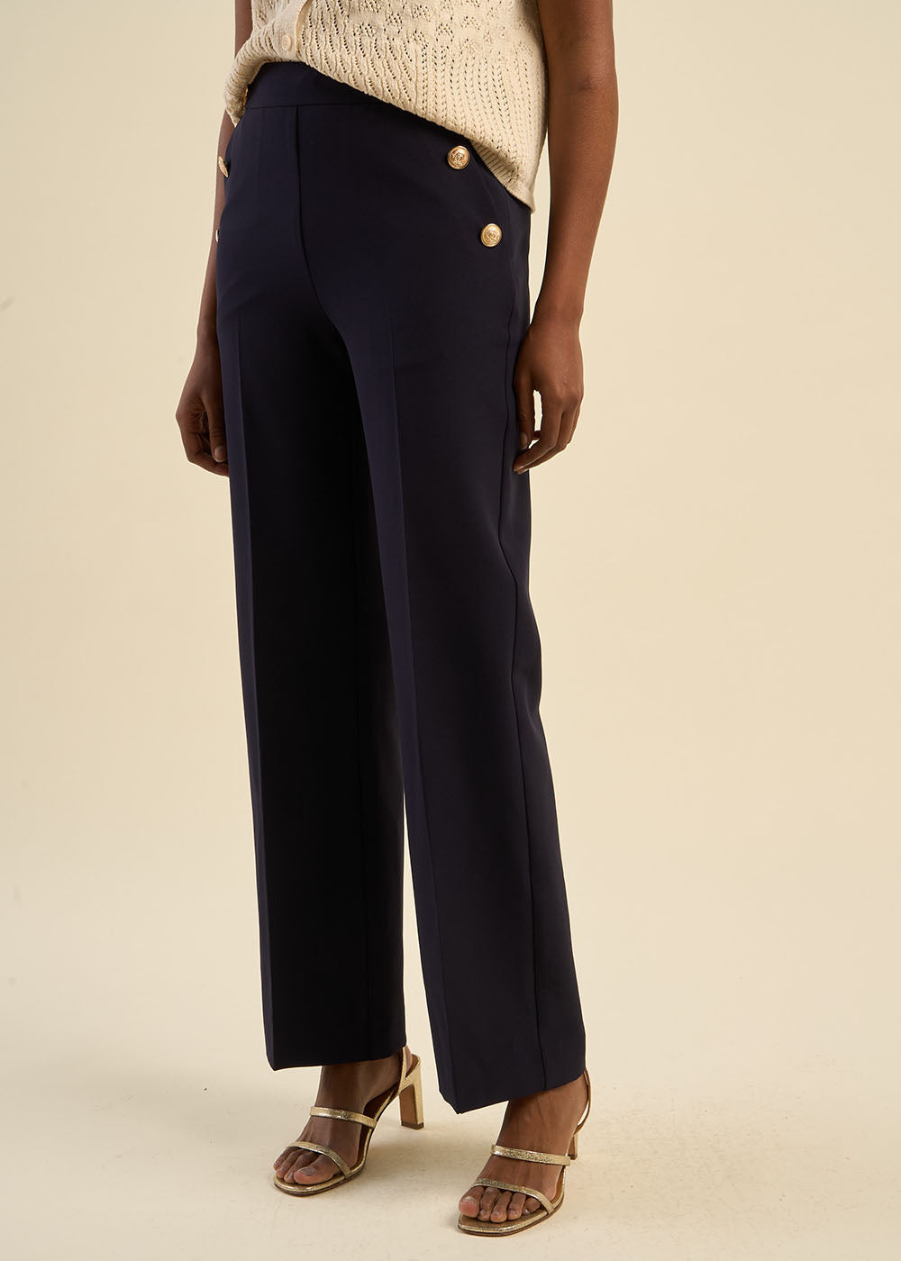 Pantalon effet pont à boutons dorés
