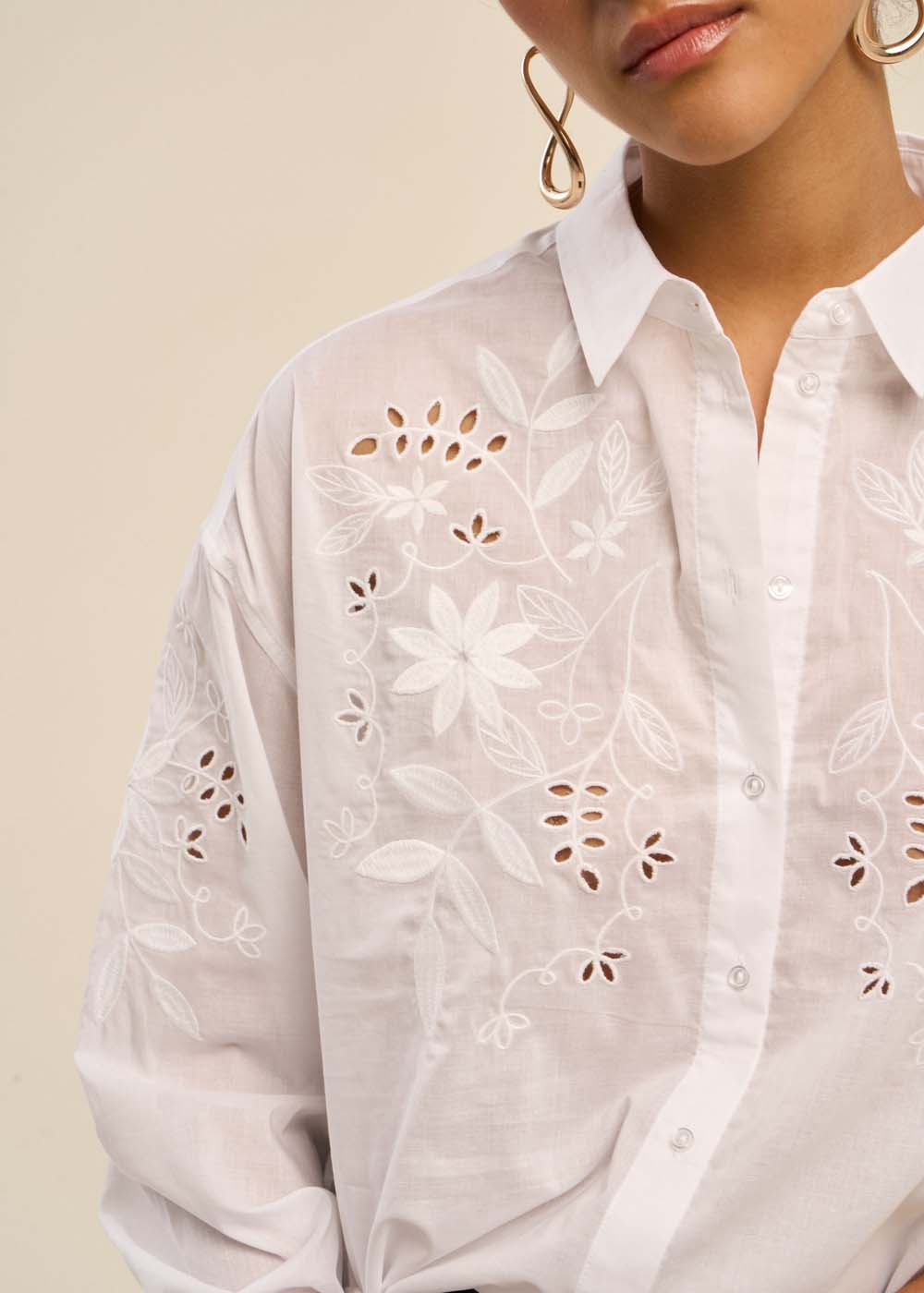 Chemise détails broderies ton sur ton