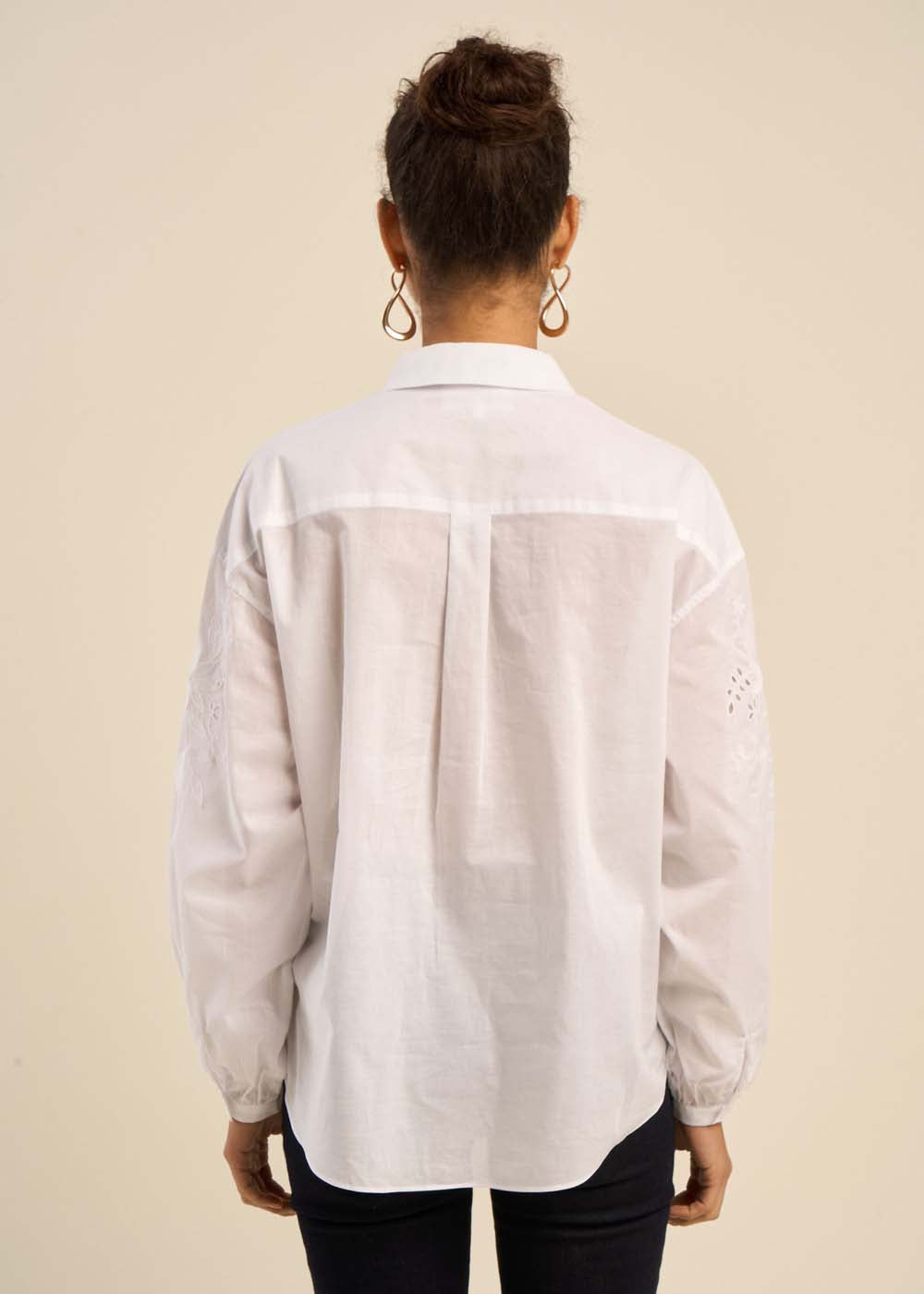 Chemise détails broderies ton sur ton