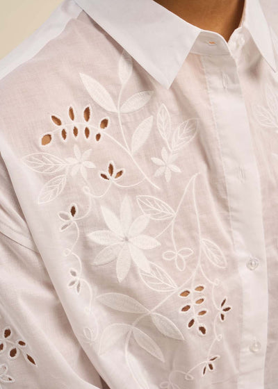 Chemise détails broderies ton sur ton