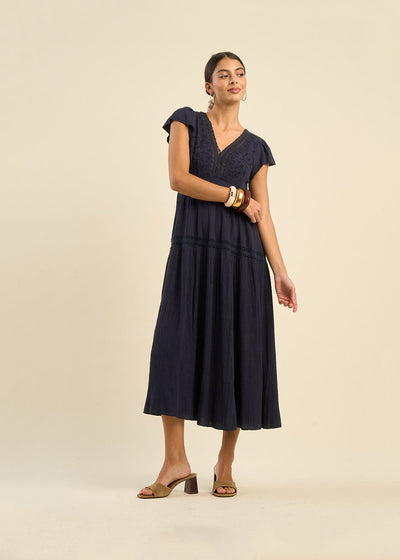 Robe longue décolletée V détails dentelles