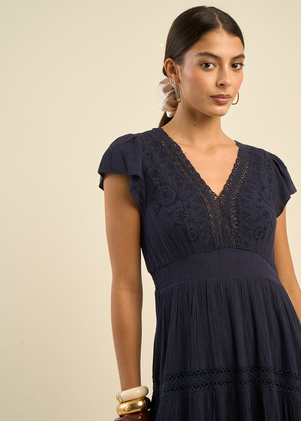 Robe longue décolletée V détails dentelles