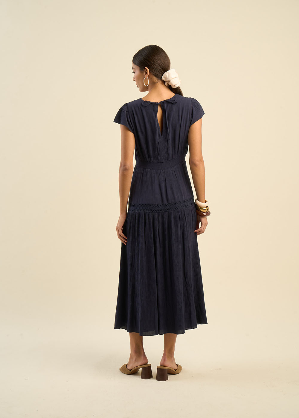 Robe longue décolletée V détails dentelles