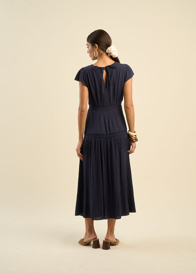 Robe longue décolletée V détails dentelles