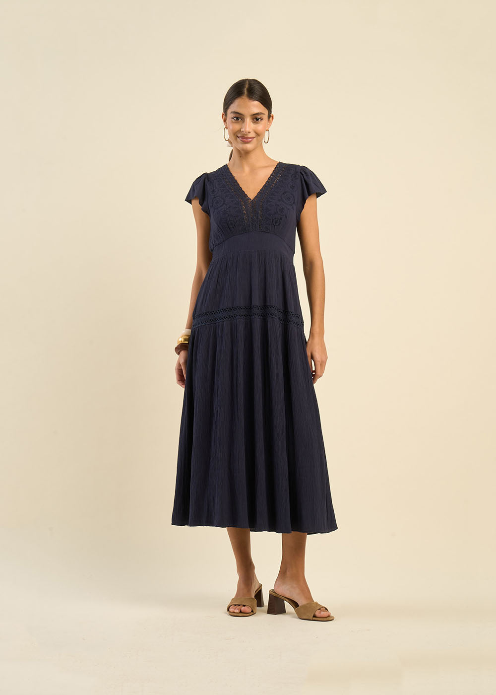 Robe longue décolletée V détails dentelles