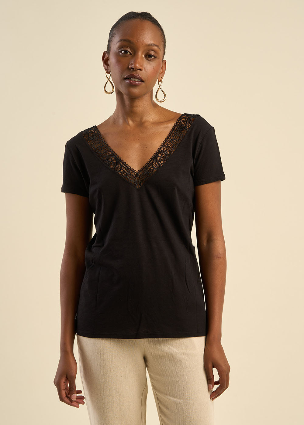 T-shirt, décolleté dos avec broderie