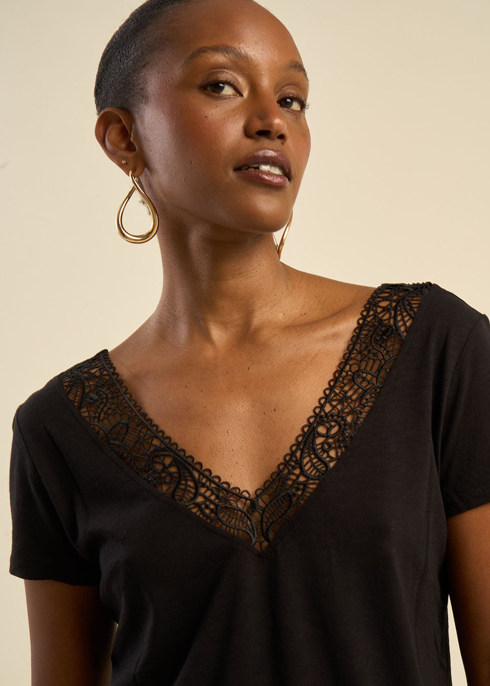 T-shirt, décolleté dos avec broderie