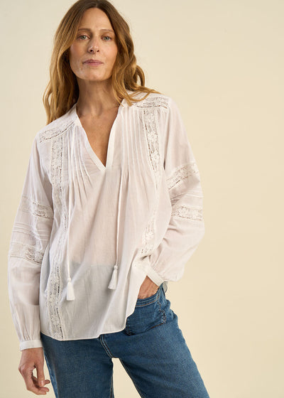 Blouse à col tunisien, macramé, dentelle et manches bouffantes