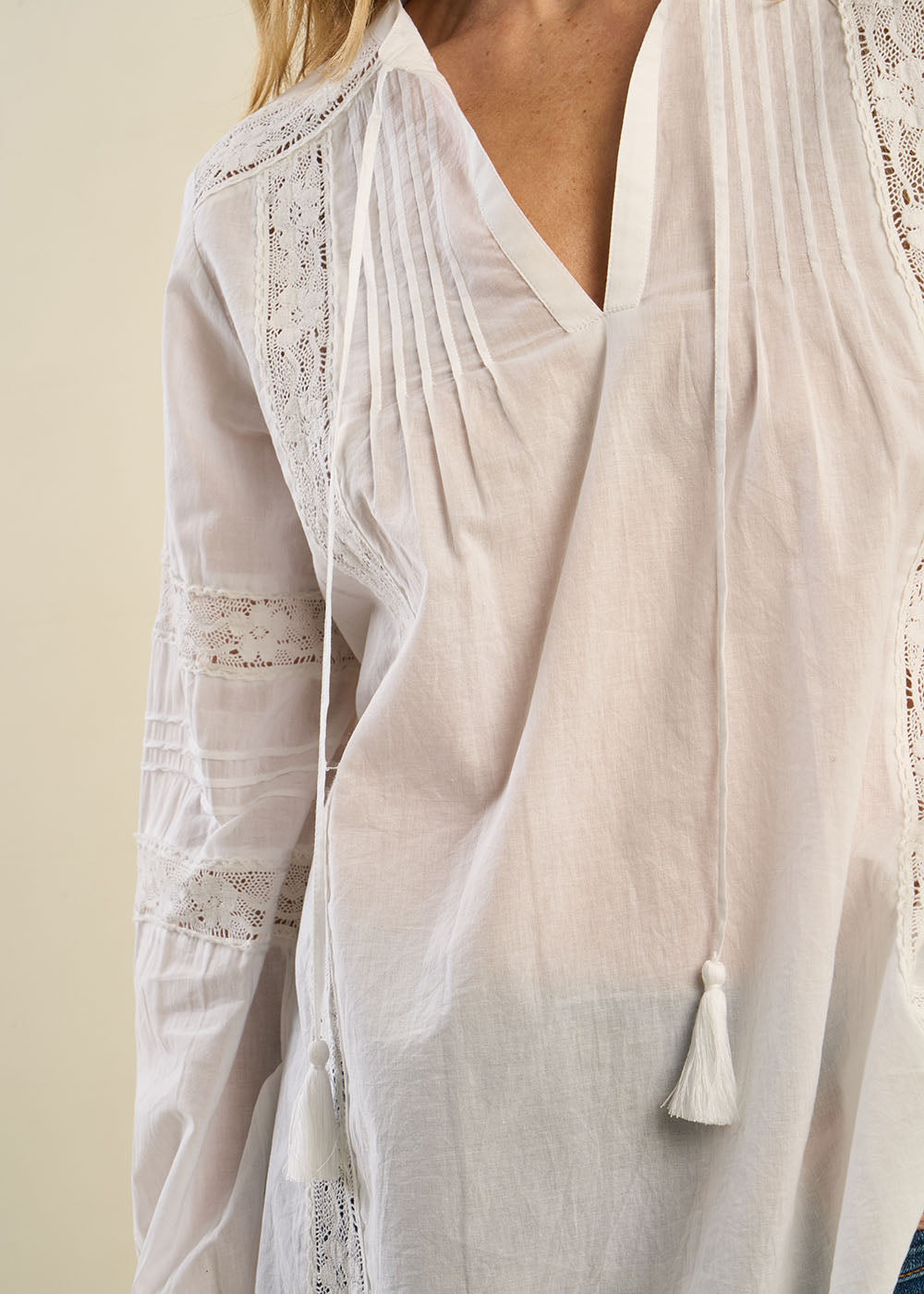 Blouse à col tunisien, macramé, dentelle et manches bouffantes