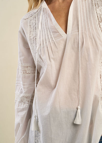 Blouse à col tunisien, macramé, dentelle et manches bouffantes