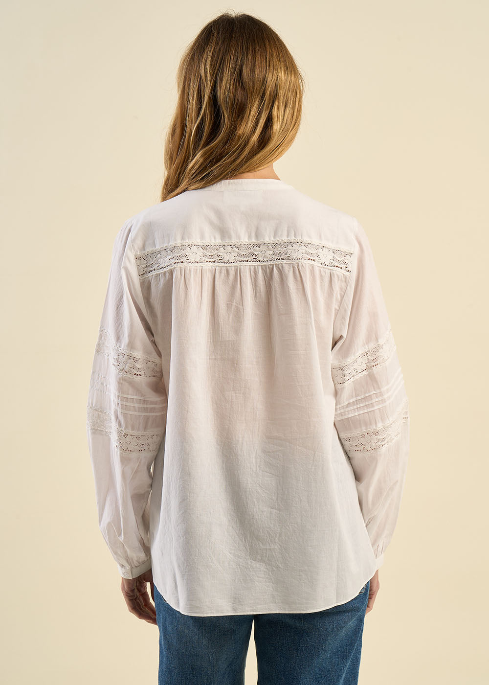 Blouse à col tunisien, macramé, dentelle et manches bouffantes