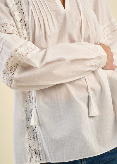 Blouse à col tunisien, macramé, dentelle et manches bouffantes