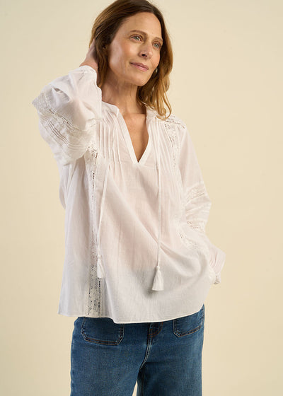 Blouse à col tunisien, macramé, dentelle et manches bouffantes